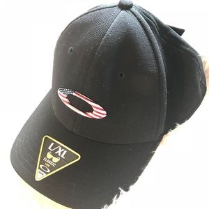 Men’s Oakley Hat! fitted.
